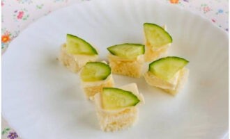 Coloque una rodaja fina de pepino fresco sobre cada trozo de pan.