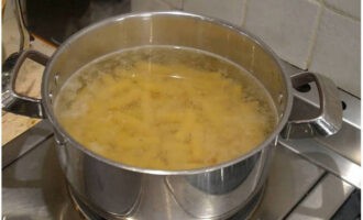 A caçarola de macarrão no forno é rápida e fácil de preparar. Pré-ligue o forno e ajuste a temperatura para 190 graus. Despeje o macarrão em água fervente e cozinhe por 4 minutos a menos que as instruções da embalagem.