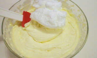 Gradually add the protein mass and bring the cream to smoothness.