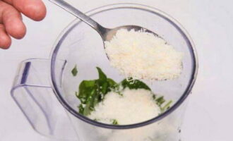 Parmesan'ı ince ince rendeleyin ve malzemelere 2 yemek kaşığı doğranmış peyniri ekleyin.