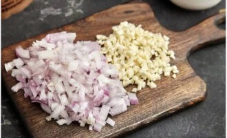 Finely chop the peeled onions and garlic with a knife.