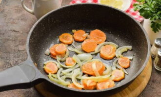 I en stekepanne med vegetabilsk olje, stek løk og gulrøtter i ca 3 minutter.