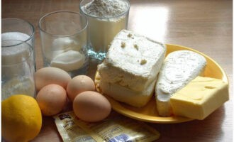 La tarta de requesón al horno es muy fácil de preparar. Todos los productos y la cantidad que se necesitarán para preparar la tarta se indican en la lista de ingredientes. La harina se puede tamizar inmediatamente por un colador fino.