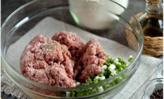 Ao mesmo tempo, coloque a carne picada em outra tigela, acrescente as ervas picadas, a pimenta-do-reino e o sal a gosto.