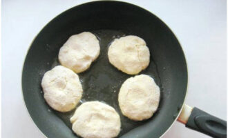 Dall'impasto prepariamo piccole tortine e le mettiamo in una padella con olio vegetale.