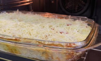 5 minuti prima della preparazione, cospargere il dolcetto con formaggio grattugiato.