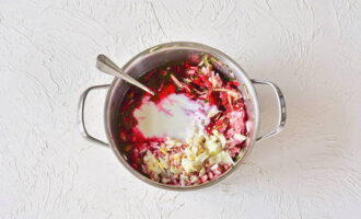 Pour kefir into the beets in a saucepan, add chopped cucumbers and herbs, salt and mix, add sugar if desired.