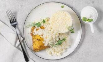 Transfiera el arroz desmenuzado a tazones para servir.