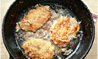 Transfira a carne para uma frigideira com óleo vegetal. Frite até dourar dos dois lados.