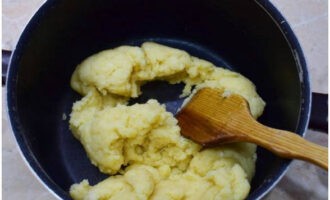 Per preparare l'impasto fate bollire acqua e olio e versate velocemente tutta la farina. Mescolare tutto bene e poi raffreddare fino a quando sarà caldo.