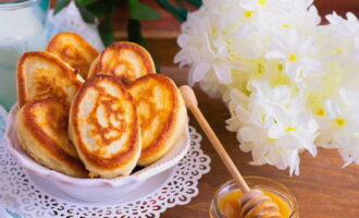 Nous servons les crêpes rosées et commençons la dégustation. Bon appétit! 