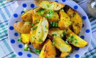 Baked potatoes in the oven are ready! Carefully place the rosy potatoes on plates and take a sample. Bon appetit! 