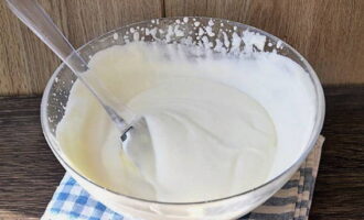 Adicione a mistura de creme resfriada ao chantilly e amasse até ficar homogêneo. Coloque a tigela no freezer por 3 horas. A cada meia hora retiramos e mexemos a mistura para que não se forme gelo e o sorvete não perca a textura lisa.