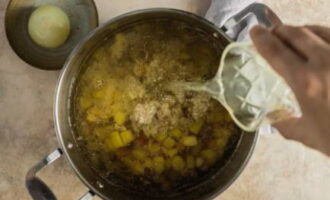 Retire la cebolla del rico caldo. Agrega la cebada cocida y las patatas fritas. Vierta el pepinillo encurtido y cocine el pepinillo durante 8 minutos.