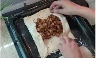 Doble inmediatamente los bordes estrechos de la masa sobre el relleno.