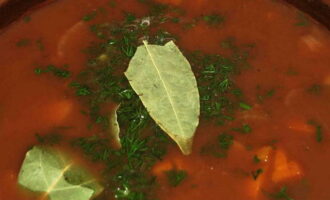 Die Lorbeerblätter in die vorbereitete Suppe geben und den restlichen gehackten Dill hinzufügen. Abschmecken und bei Bedarf salzen. 5 Minuten kochen lassen. Schalten Sie den Herd aus, decken Sie ihn ab und lassen Sie ihn 10 Minuten ziehen.Nehmen Sie das Lorbeerblatt heraus.