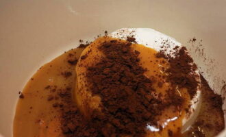 Para la crema, combine el queso mascarpone con la leche condensada hervida y el cacao en polvo restante. Revuelva hasta que quede suave con una batidora.