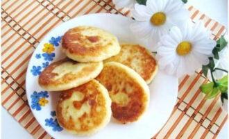 Le classiche frittelle di ricotta con semolino in padella sono pronte. Servitelo velocemente in tavola!