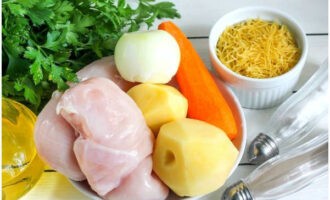 La soupe aux nouilles est rapide et facile à préparer. Lavez le filet de poulet. Épluchez et lavez tous les légumes nécessaires à la soupe.