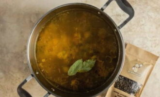 Agrega el asado a la sopa, sazona con laurel y granos de pimienta. Después de salar, hervir durante 7 minutos y apagar el fuego. Dejar actuar 10 minutos tapado.