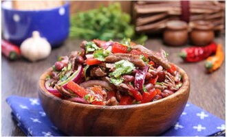 L'insalata di carne è pronta! Trasferire in un piatto da portata e servire.Buon appetito! 