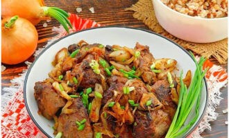 Fertig ist die gebratene Hühnerleber mit Zwiebeln in der Pfanne. Servieren und genießen!