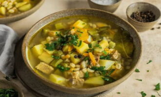 Vierta el pepinillo caliente en tazones de sopa y espolvoree con hierbas finamente picadas.