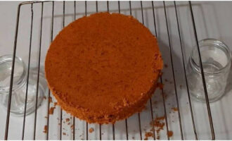 Carefully remove the pan with foil from the half-cooled sponge cake and cool it completely.