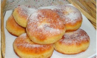 Col·loqueu les delicioses croquetes de kefir preparades, fregides en una paella, sobre un plat, espolvorear amb sucre en pols i servir immediatament calent per esmorzar. Bona gana!