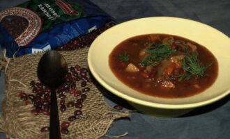 Bohnensuppe ist fertig! Nach Belieben mit Sauerrahm abschmecken und mit dem Mittagessen fortfahren. Guten Appetit!