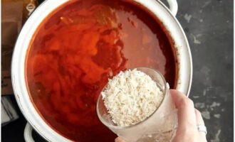 Add well-washed rice here and cook for another 15 minutes.Remove the preparation from the heat, return the meat to it and add the chopped herbs. Cover the soup with a lid and leave to steep for 10 minutes.