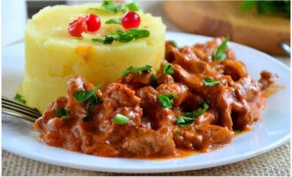 Končni goveji stroganoff postrezite vroč s prilogo po vaši izbiri. Dober tek!