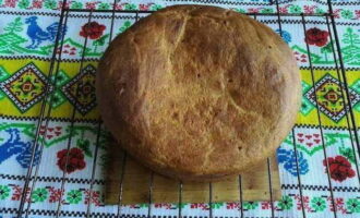 Raffreddare leggermente il pane cotto nella padella e trasferirlo su una gratella per raffreddarlo completamente.