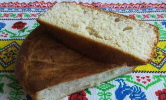 Du pain fait maison préparé au four avec de la levure sèche, moelleux, spongieux et à la croûte croustillante, peut être servi à table. Bon appétit!