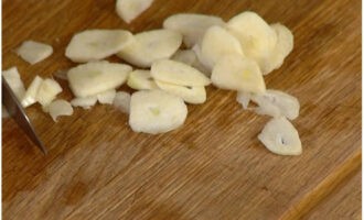 Also remove the husks from the garlic cloves and cut them into thin slices.