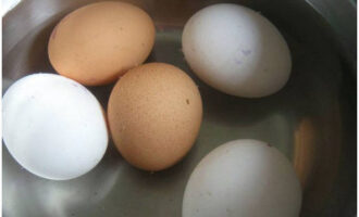 Faire bouillir les œufs de poule. Pour ce faire, mettez-les dans l'eau froide et laissez cuire 8 minutes à partir du moment de l'ébullition.