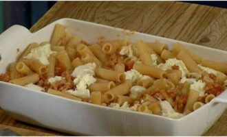 Place the pasta in a colander and let the liquid drain from it. Place the pasta in the pan and stir. Then transfer the entire fried mass into a heat-resistant form and spread in an even layer. Place pieces of mozzarella on top of the pasta and minced meat.