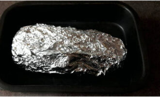 I-wrap ang baboy sa foil at ilagay ito sa refrigerator. Dapat kang mag-marinate ng hindi bababa sa tatlong oras, o maaari mo itong iwanan nang magdamag, upang ang pinakuluang baboy ay magiging mas malasa at mas mabango.