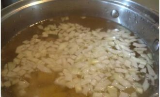 5 minutes après le début de la cuisson des pommes de terre, placez l'oignon émincé dans la poêle et poursuivez la cuisson de la soupe, à couvert, pendant 10-15 minutes.