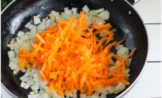 Ensuite, ajoutez les chips de carottes dans la poêle, remuez et faites revenir les légumes pendant encore 2 minutes.