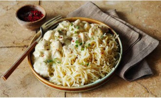 Puedes cocinar pasta o arroz como guarnición. Sirve tibio el pollo en la salsa cremosa. ¡Buen provecho!