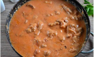 Luego agregue la pasta de tomate, sal y pimienta al gusto. Cubra la sartén con stroganoff de carne y cocine a fuego medio durante 40 minutos. Si el líquido se evapora rápidamente, agregue agua o caldo.