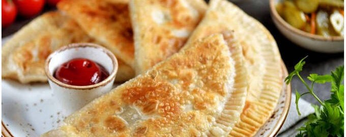 Chebureks مع اللحم في مقلاة