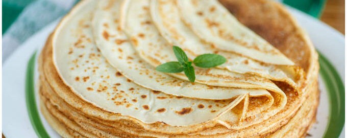 Crêpes fines au lait trouées