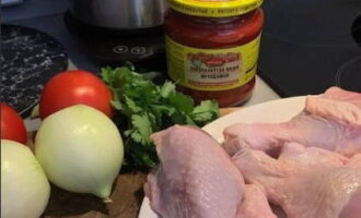 Il classico chakhokhbili di pollo è facile da preparare a casa. Prima di tutto lavate accuratamente l'uccello e asciugatelo con dei tovaglioli, sbucciate e tagliate a rondelle la cipolla. Immergere i pomodori in acqua bollente per un minuto, eliminare la pelle e tritare finemente la polpa.