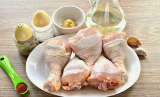 Come cucinare deliziose cosce di pollo? Togliere la buccia agli spicchi d'aglio, sciacquare la carne e asciugarla con carta assorbente.