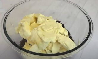 Creme mit gekochter Kondensmilch für Kuchen ist sehr einfach zuzubereiten. Kondensmilch und Butter vorher aus dem Kühlschrank nehmen, damit sie die gleiche Zimmertemperatur haben, sonst trennt sich die Sahne beim Schlagen. Übertragen Sie sie in eine separate Schüssel.