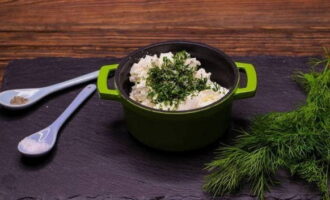 ¿Cómo preparar tartaletas con relleno sencillas y sabrosas para la mesa navideña? Enjuagar el eneldo con agua y sacudir el exceso de humedad, picarlo finamente y mezclar con el requesón, añadiendo sal y pimienta negra.