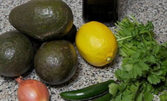 Come preparare il classico guacamole all'avocado a casa? Preparate subito, secondo le proporzioni della ricetta, tutti gli ingredienti per il guacamole.