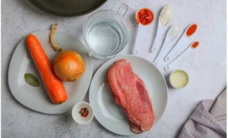 La salsa de cerdo en una sartén es muy fácil de preparar. Prepara los ingredientes. Si lo deseas, reemplaza el lomo con otra parte de la carne de cerdo. Para quienes les gusta más grasa, elija carne con capas de grasa.